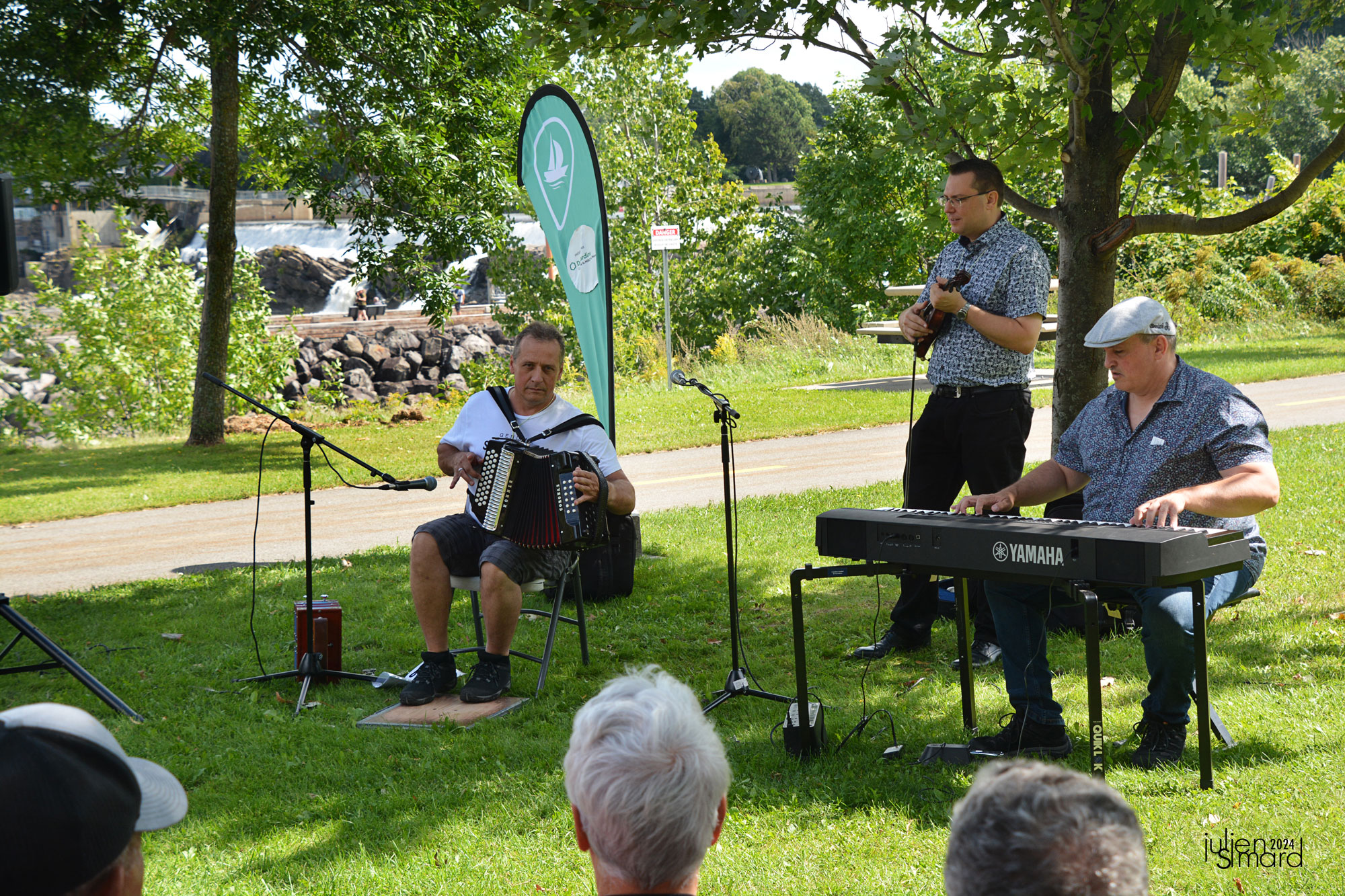 Promenade du Bassin avec Sylvain Buisson à l'accordéon diatonique, Germain Leduc au violon et Steve Normandin au piano.