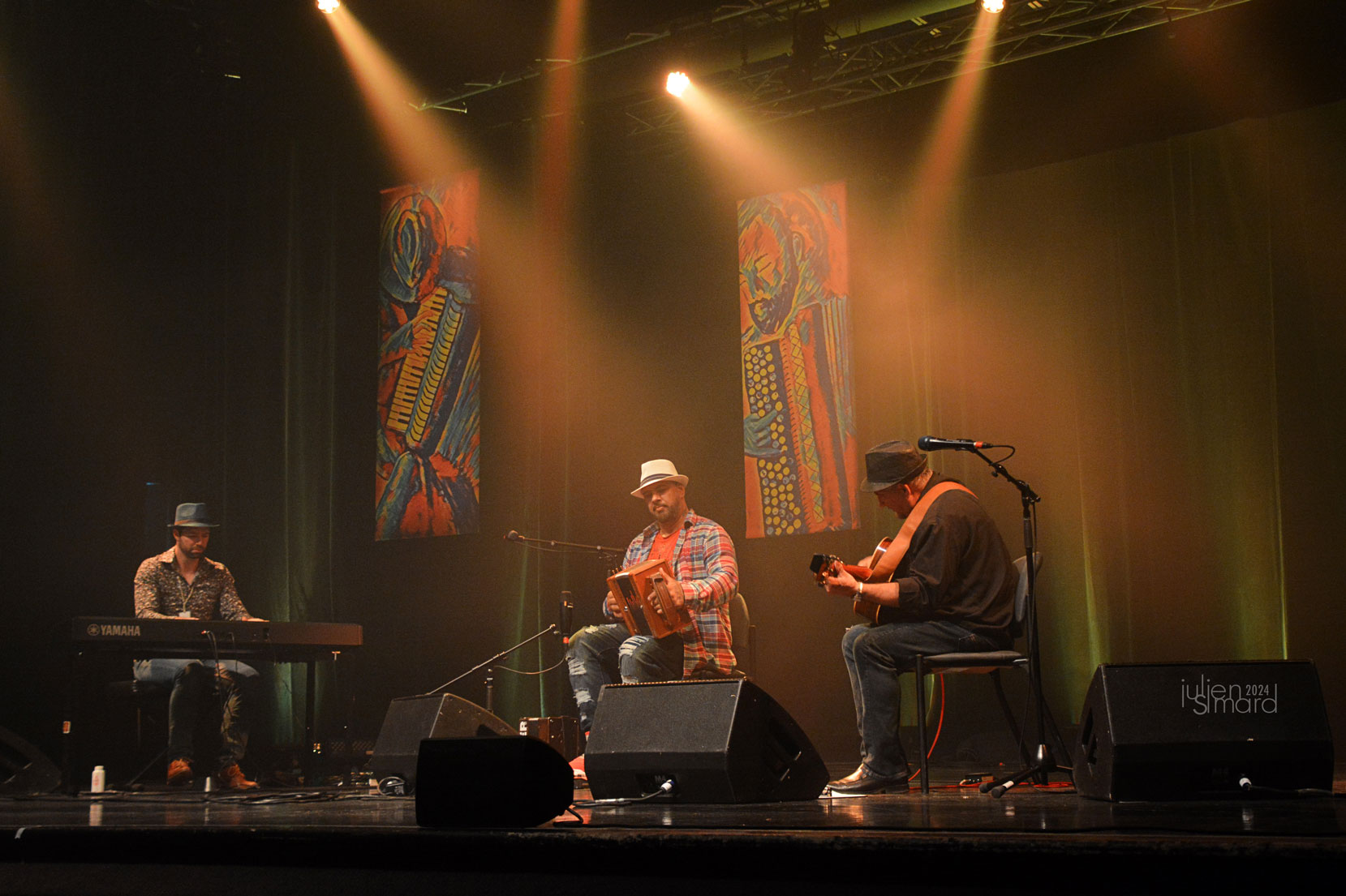 Timi Turmel au piano, Patrick Nolet à l'accordéon diatonique et Christian Nolet à la guitare lors du concert d’ouverture.