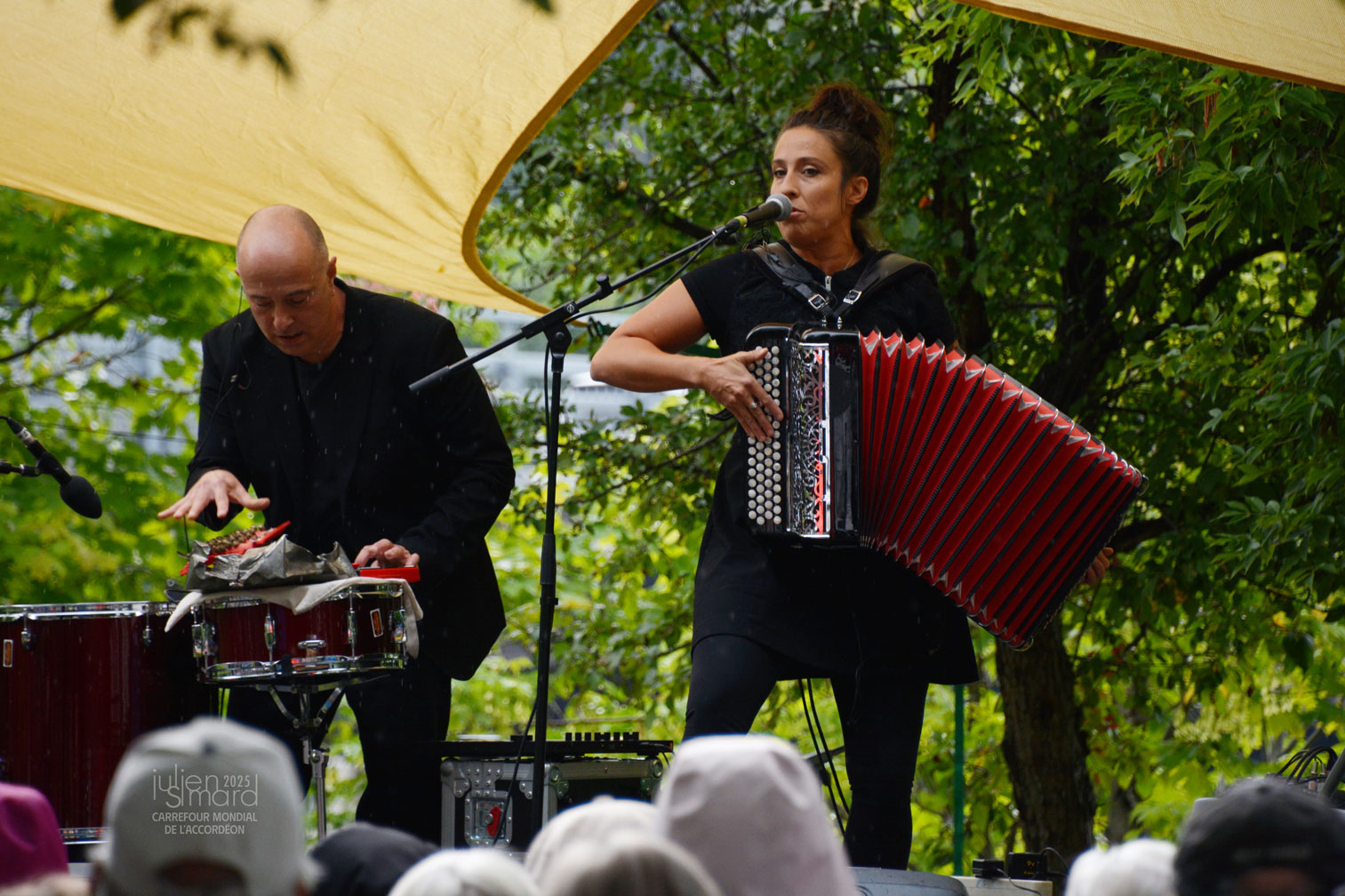 Scène extérieure du Musée - Chanson - Yoanna Ceresa (accordéon-chromatique) et Mathieu Goust (percussions et guitare).