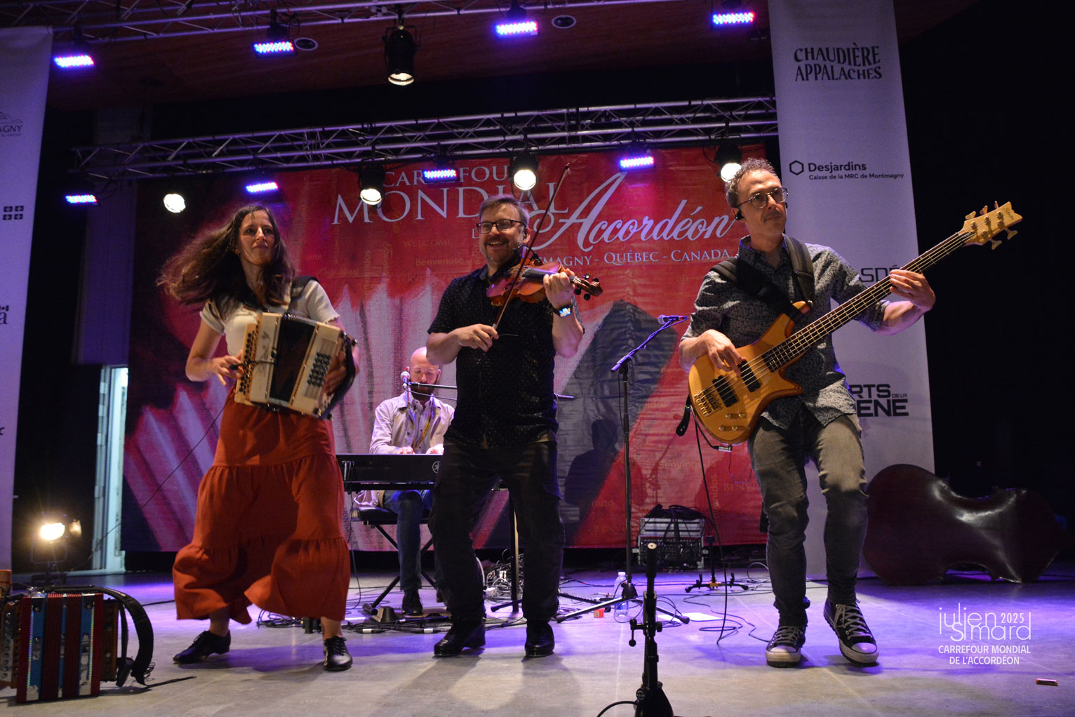 La Grande Nocturne - Place Montel - Musique Trad du Québec - La Déferlance : Marie-Desneiges Hamel (accordéon diatonique), Mathieu Baillargeon (chant, piano, podorythmie), Grégoire Painchaud (violon) et Renaud Labelle (basse).